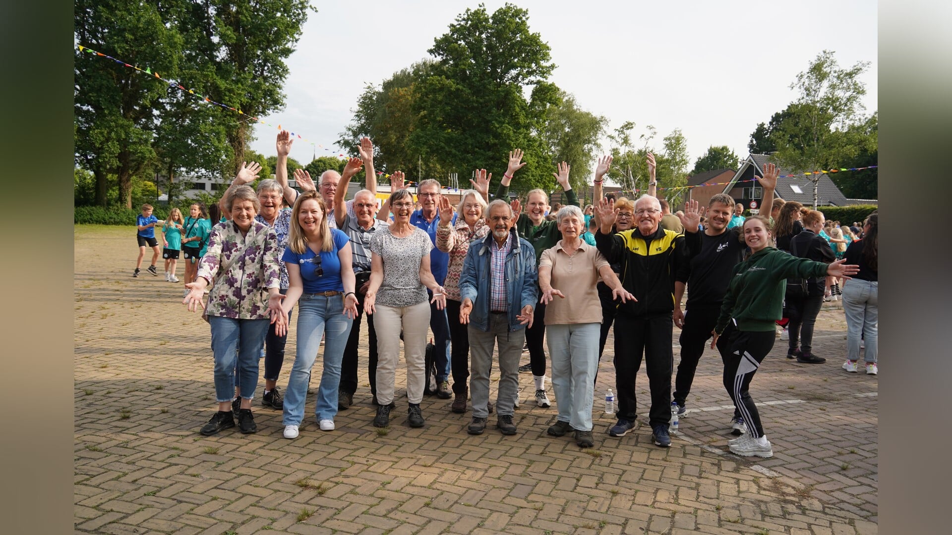 DinxperNaober Loopgroep wandelt vijf kilometer tijdens vierdaagse