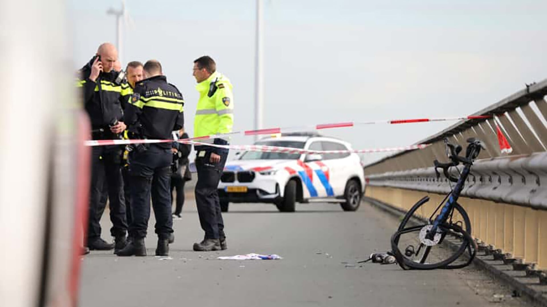 Wielrenner zwaargewond bij botsing met brommobiel op Stichtse Brug
