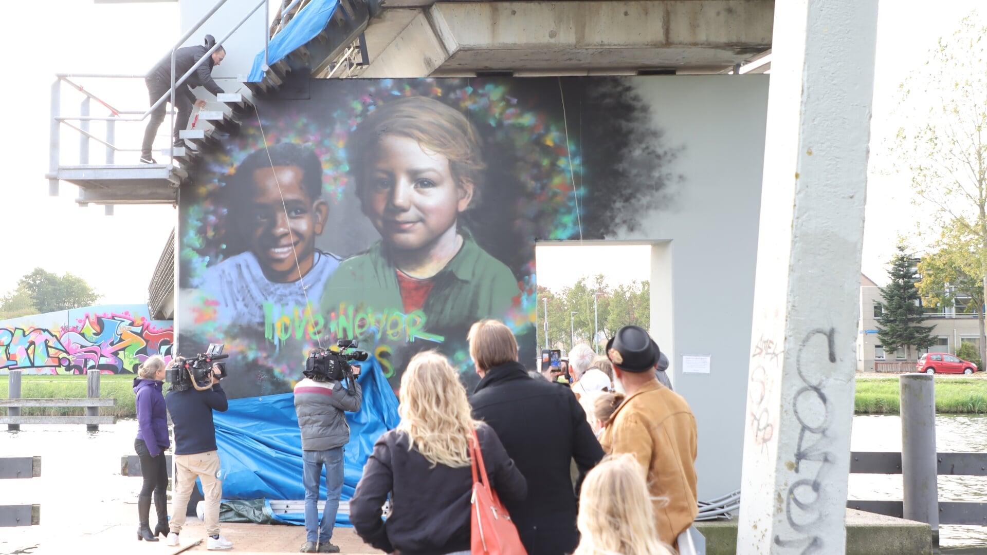Nieuw herdenkingskunstwerk voor Sonny en Alison onthuld