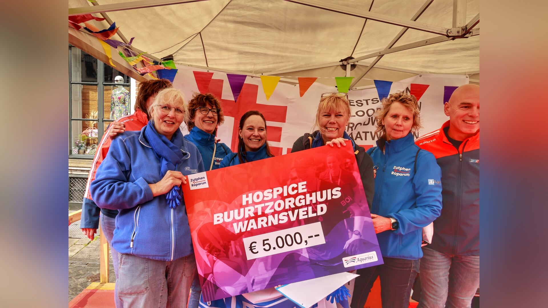 Zutphen viert doorkomst Roparun met cheques