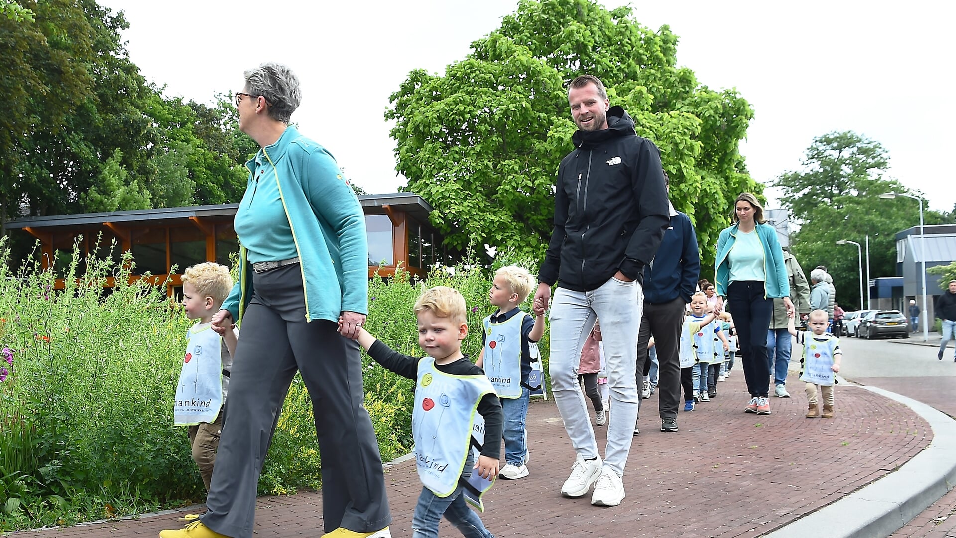 Jong en oud lopen vijf dagen door Gendringen