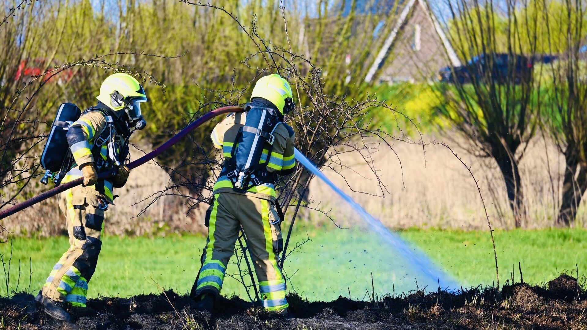 Bermbrand aan de Stardam in Asperen