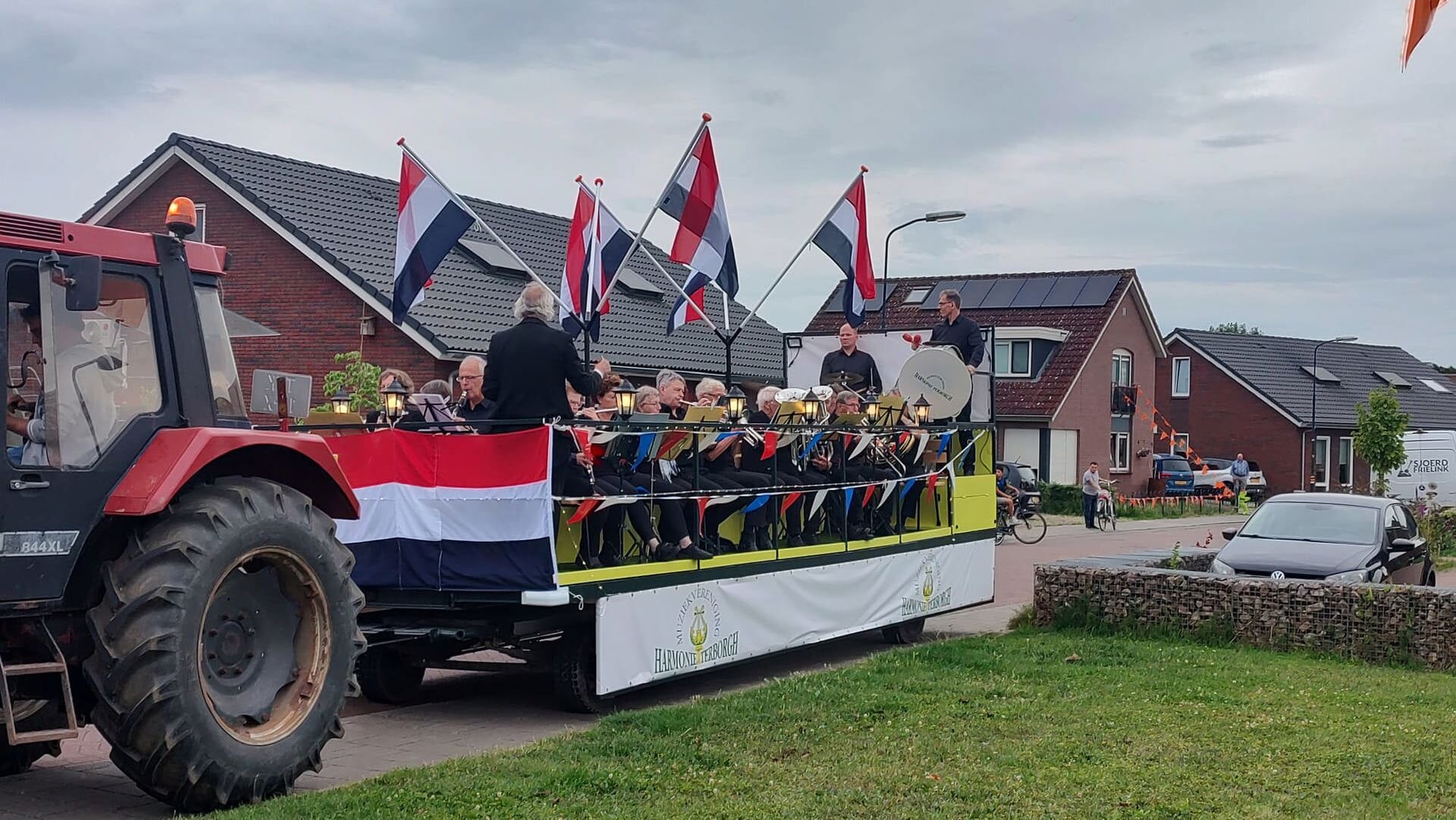 Harmonie Terborgh met rijdend podium door Terborg