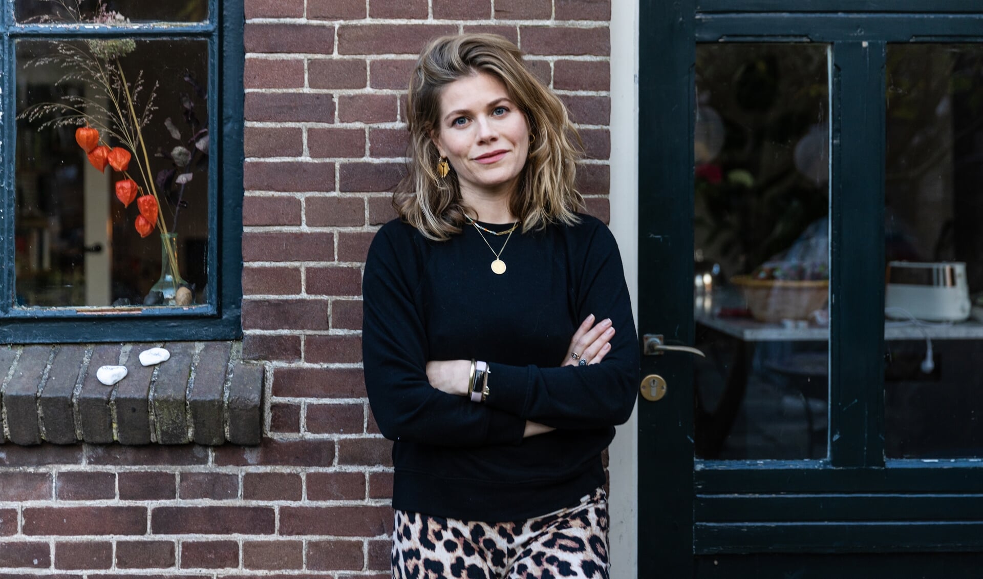 Anna woont met haar ‘modern family’ in het markantste pand van Weesp ...