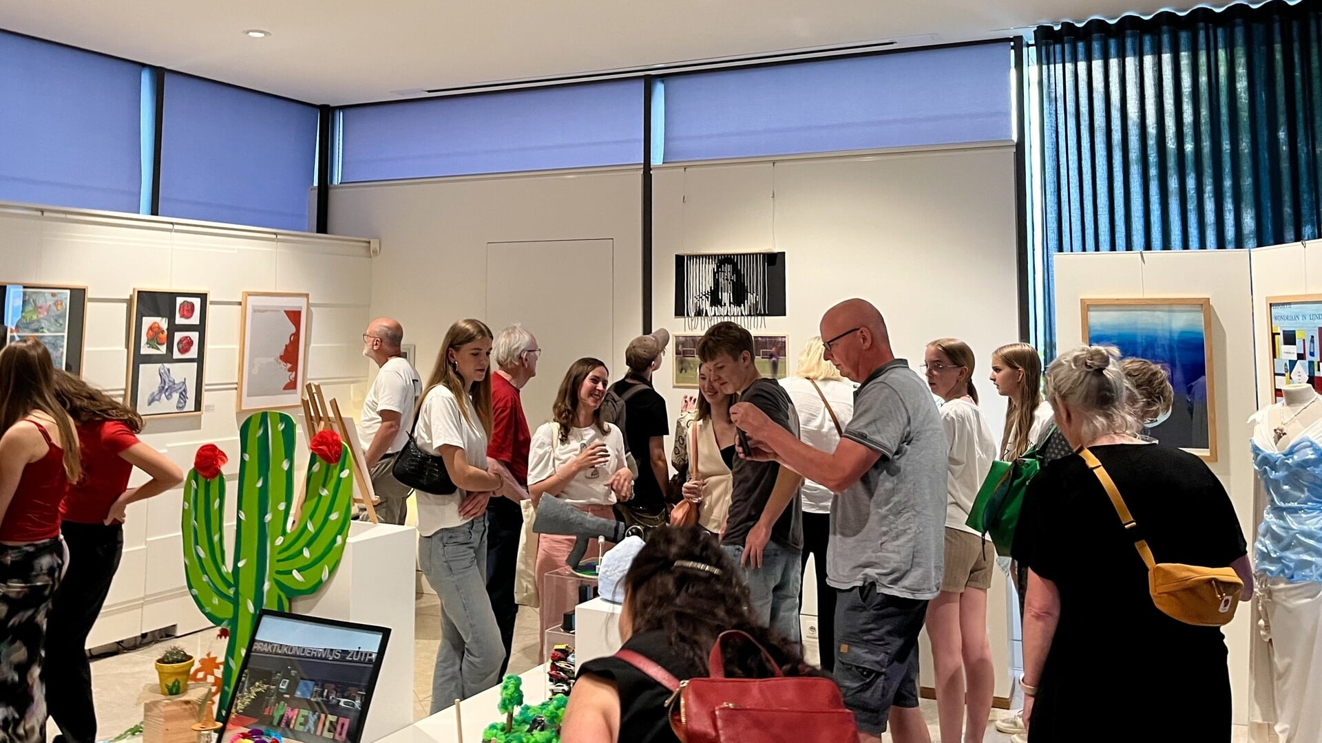 Kunstenaar Carlijn Kingma opende de examenexpositie Eind Goed