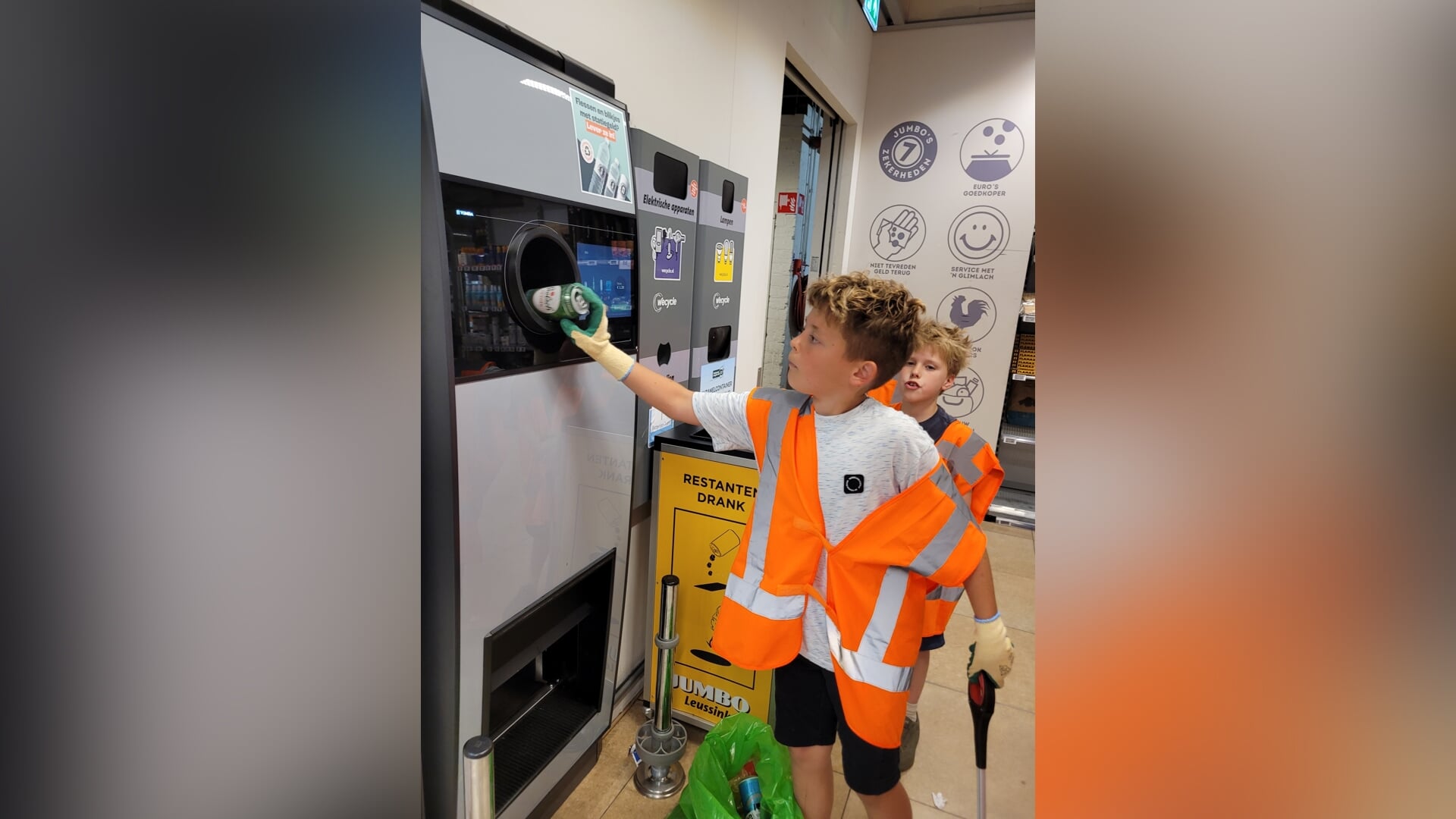 Leerlingen OBS De Hofmaat maken de buurt schoon