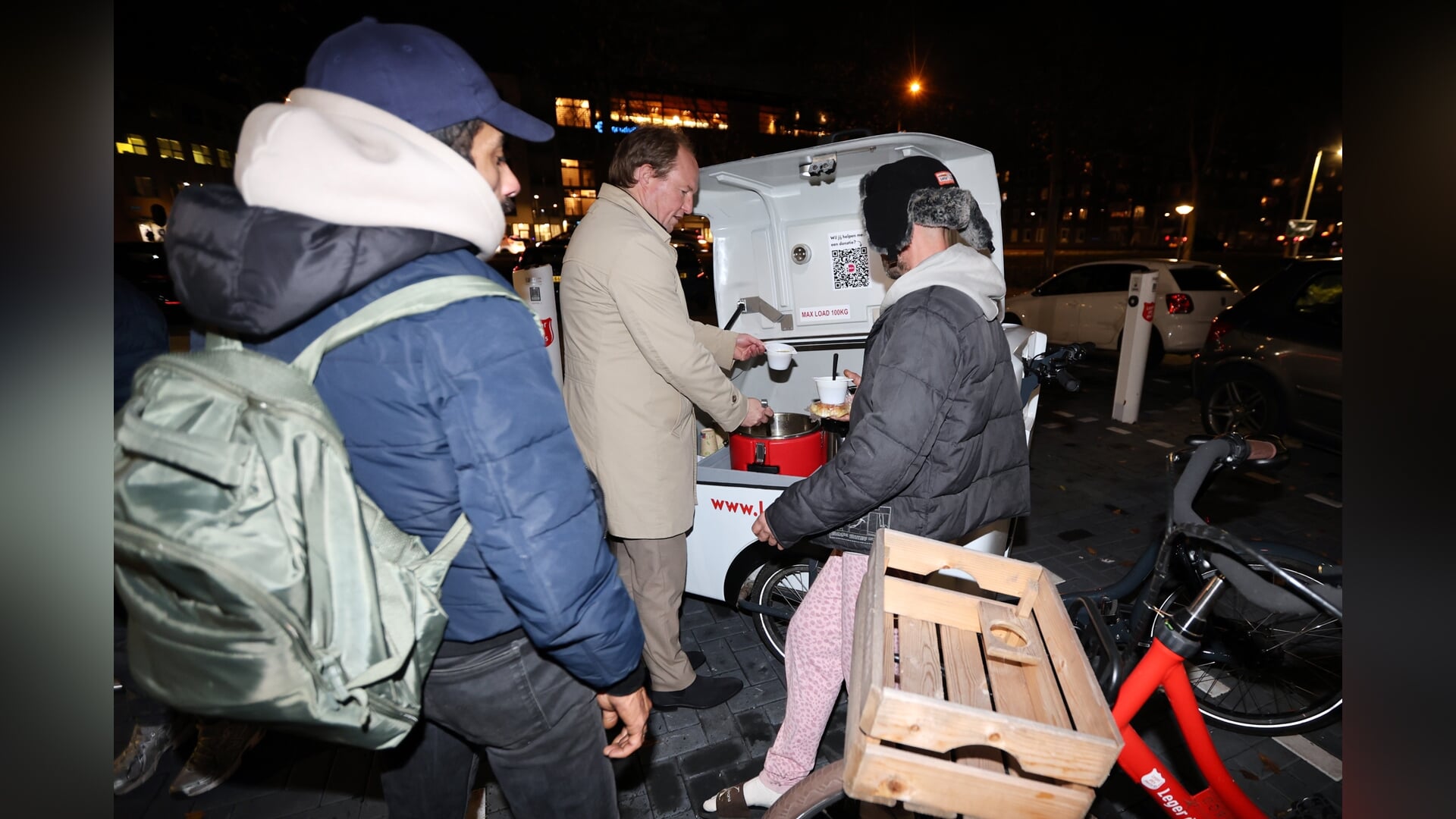 Burgemeester deelt soep uit met Leger des Heils