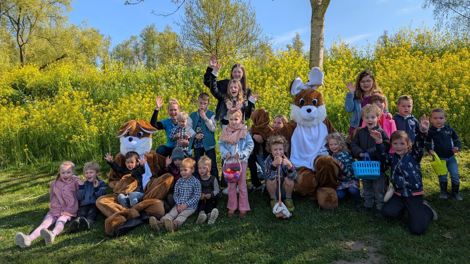 Paaseieren zoeken in Kasteeltuin van Asperen