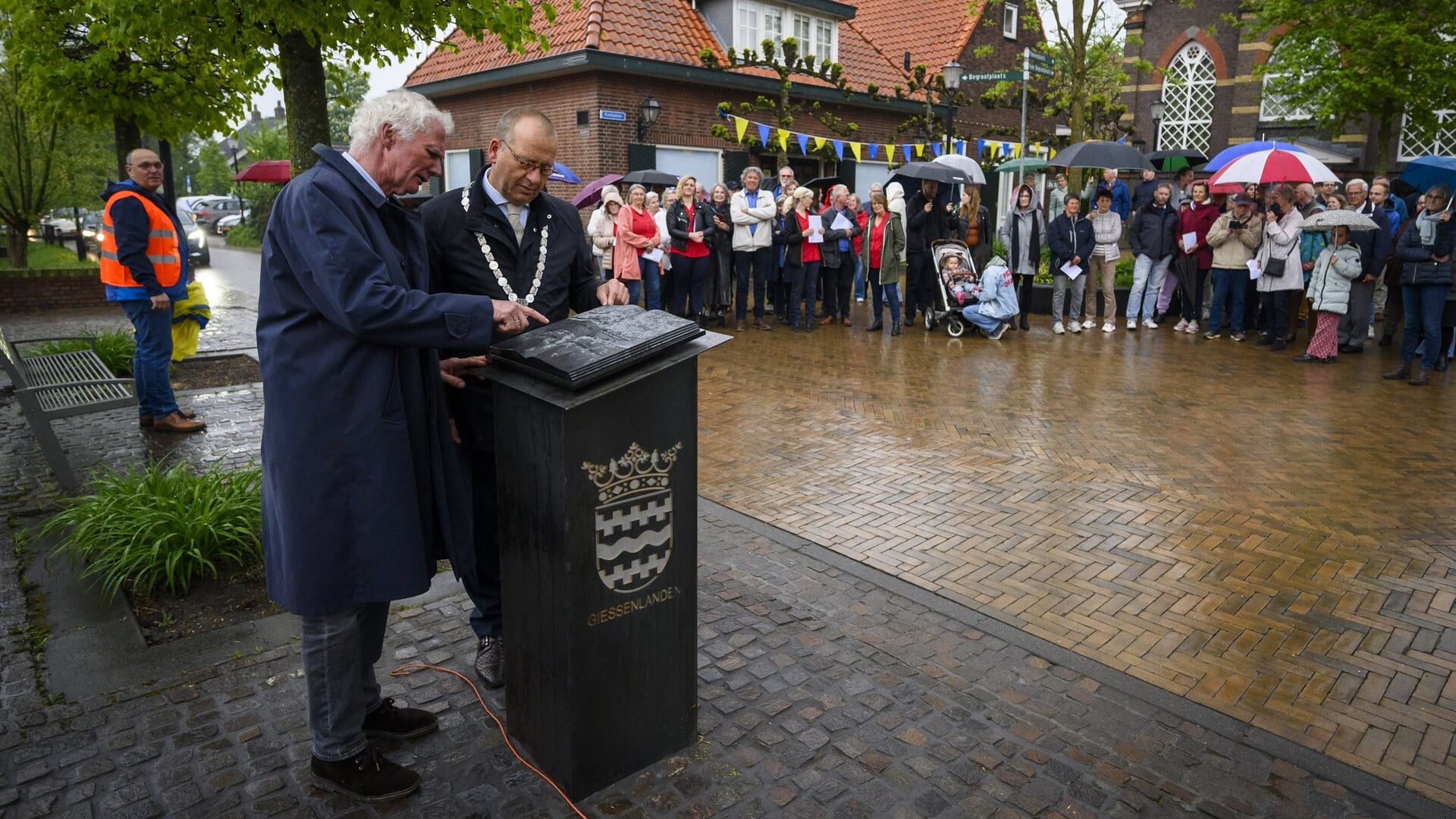 Geschiedenis van Schelluinen samengevat in nieuw monument: burgemeester en commandeur onthullen het