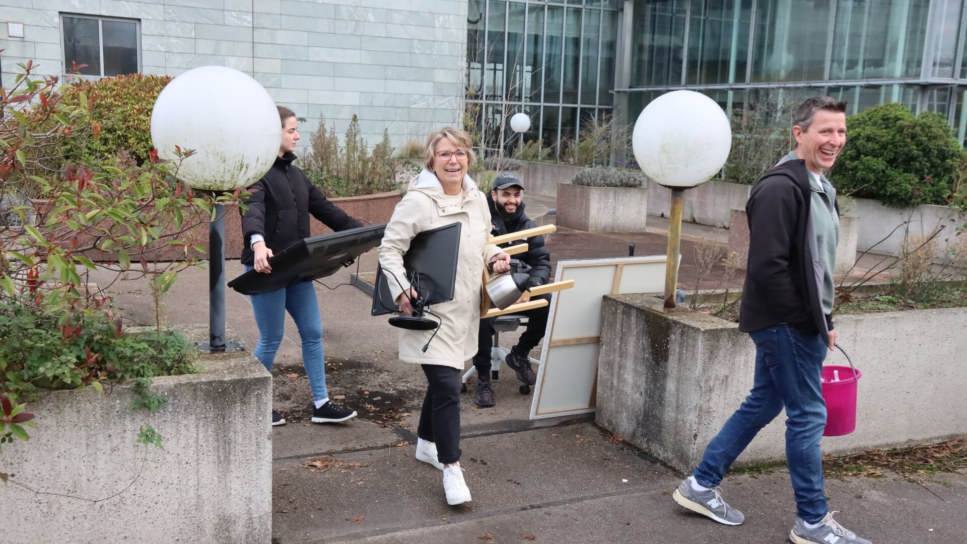 Blije gezichten bij weggeefmarkt LeasePlan-pand