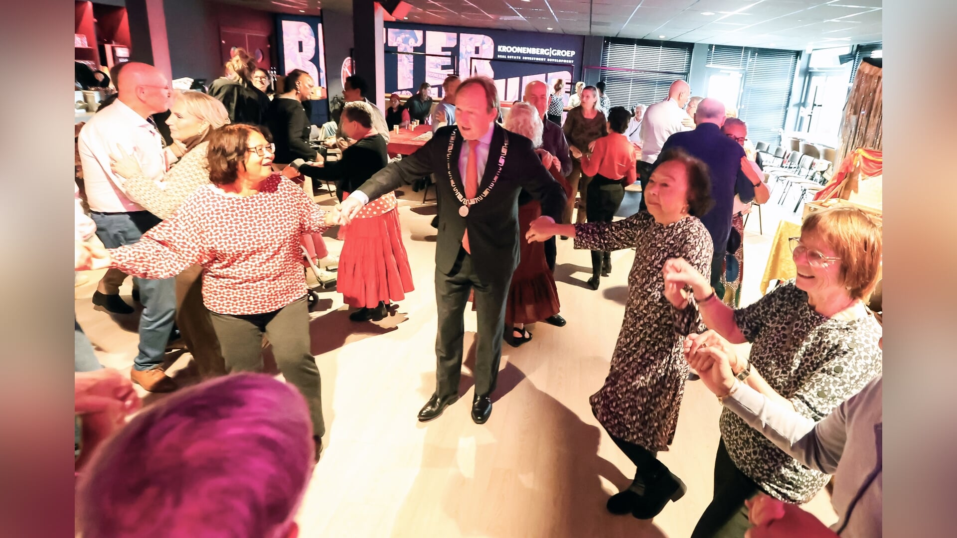 Burgemeester danst mee tijdens Danspaleis bij Almere City FC