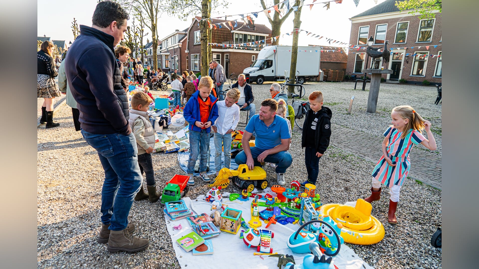 Gezellig druk op vrijmarkt in Schoonrewoerd