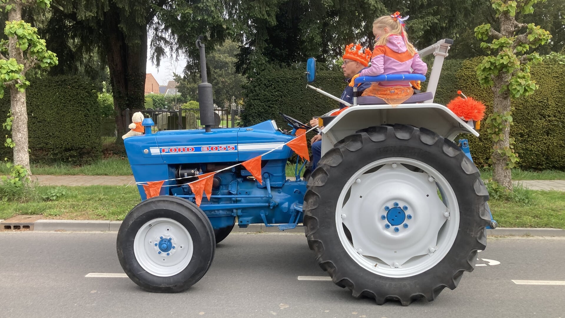 Optochten op Koningsdag in Maurik en Kapel-Avezaath, sfeer in Tiel en Buren