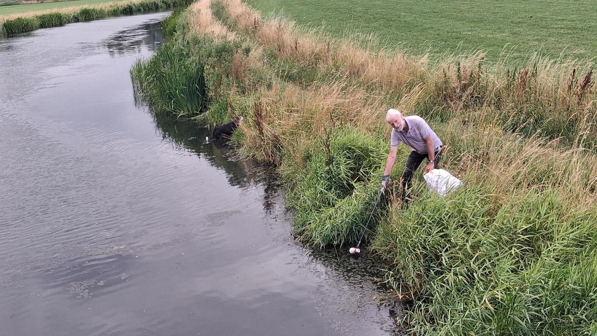 Elke stap telt: Douwe ruimt zwerfafval op voor een schoner Warnsveld