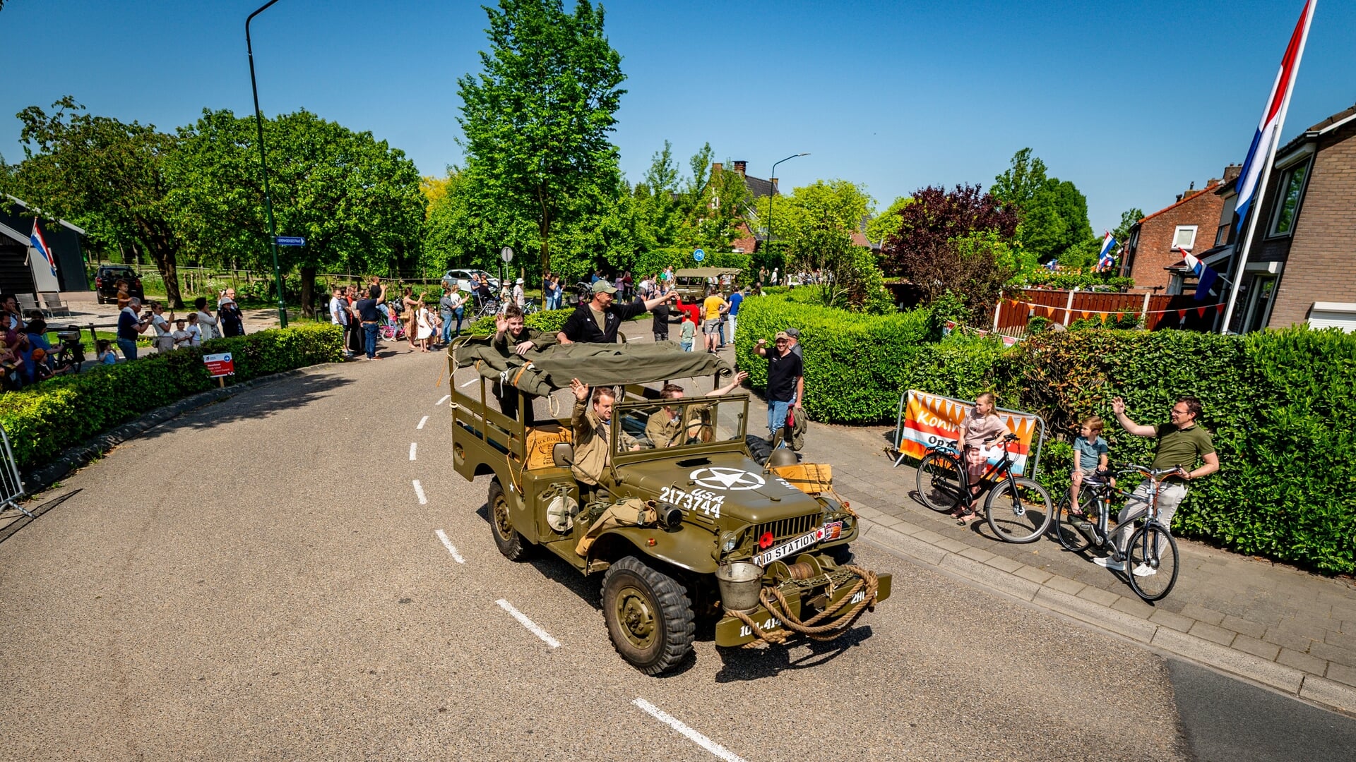Bekijk de beelden: zo reed een stoet van WO2-voertuigen door Altena ...
