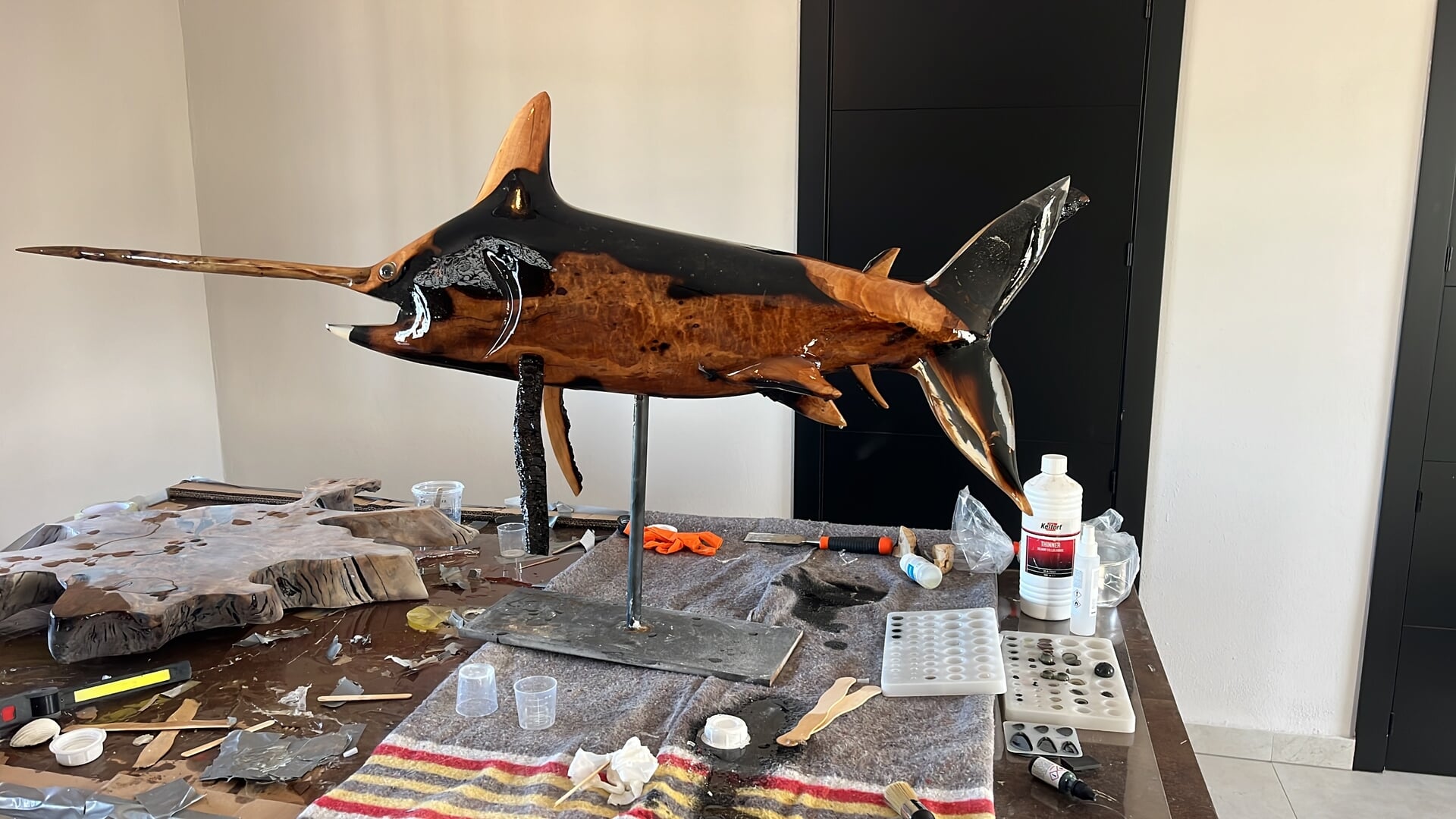 Patrick Harman exposeert houten sculpturen in Kerkje de Rietstap