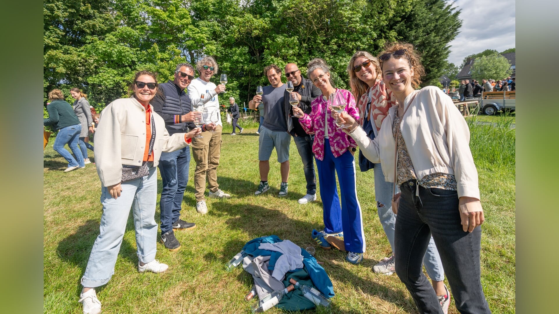 Gezellig openlucht bevrijdingsfeest bij Boer Hans in Montfoort