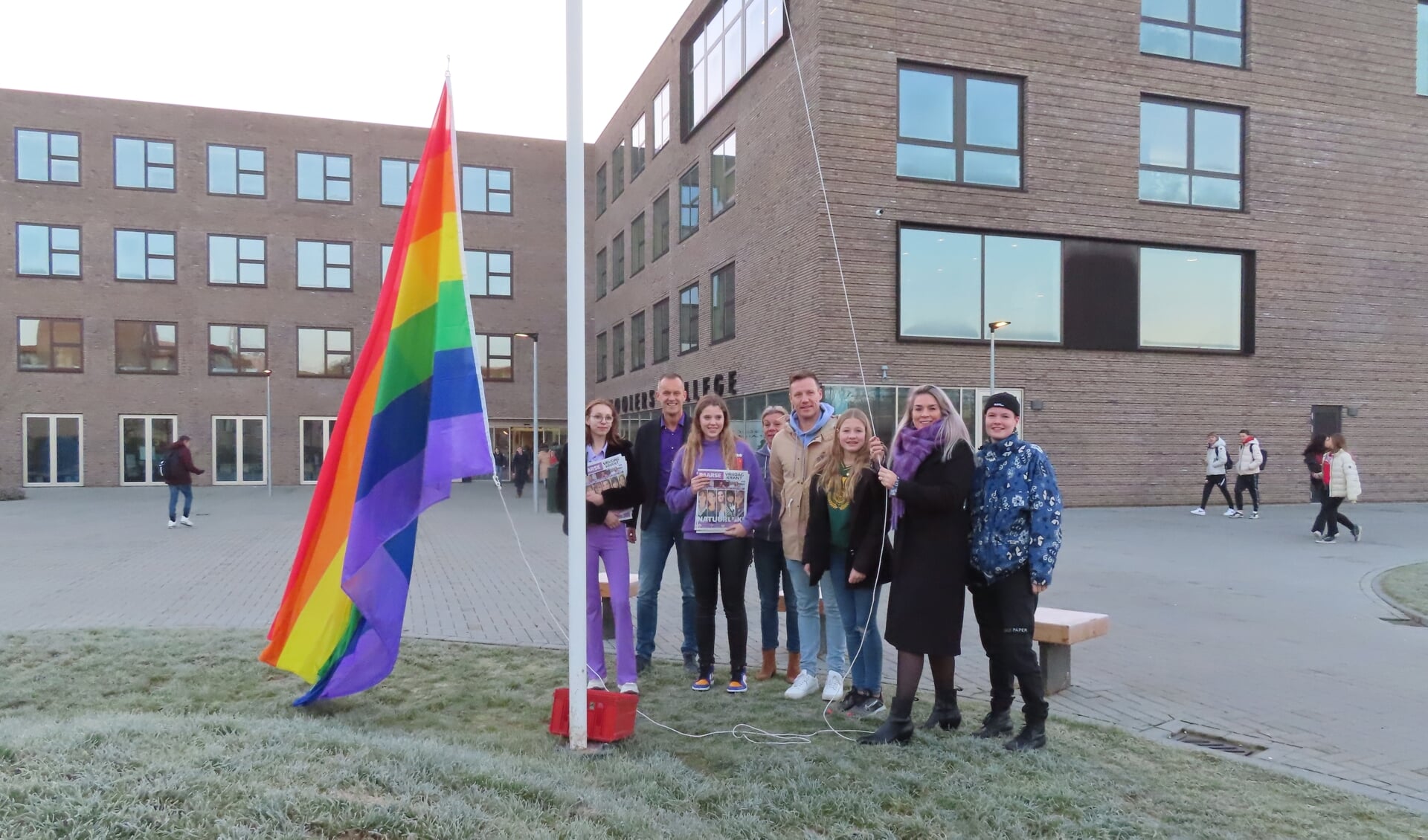 Middelbare scholen hijsen regenboogvlag op Paarse Vrijdag - HuizerNieuws