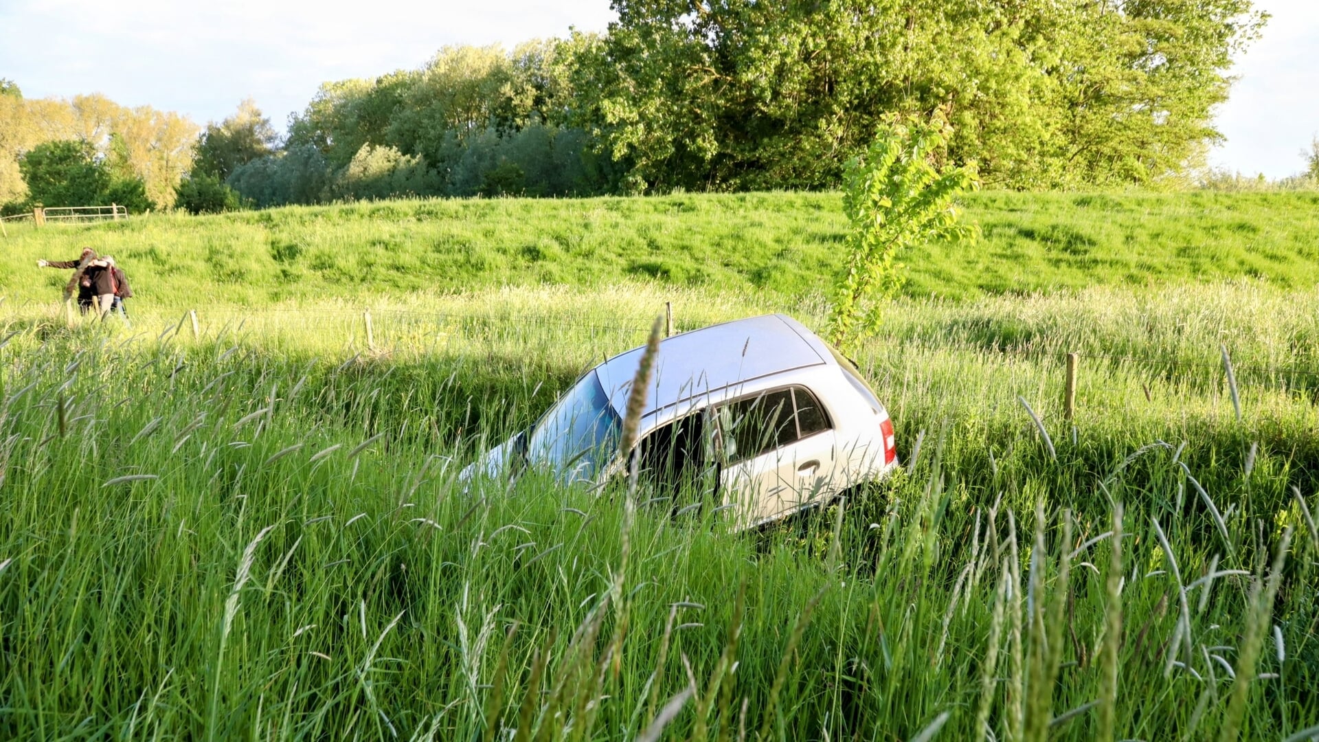Auto belandt in een droge sloot