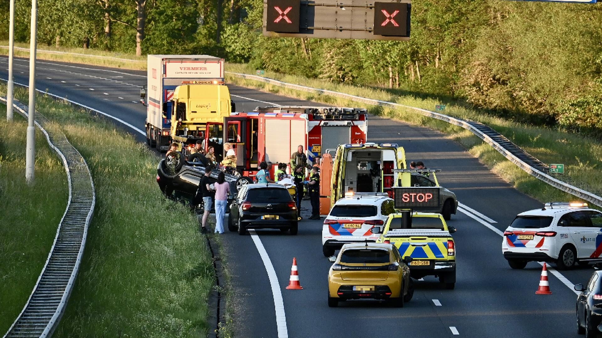 Auto slaat meerdere keren over de kop op A27 bij Vianen