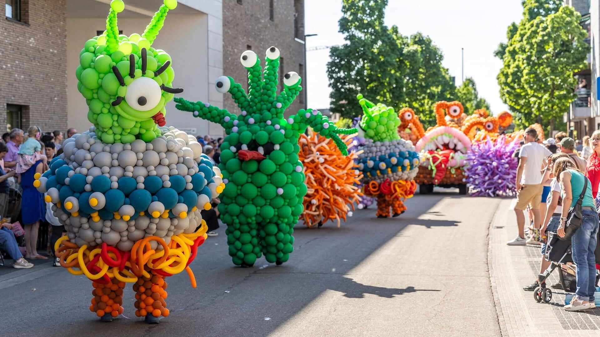Ballonkunstenares Jeanette de Jongh Imponeert in Genkse O-Parade