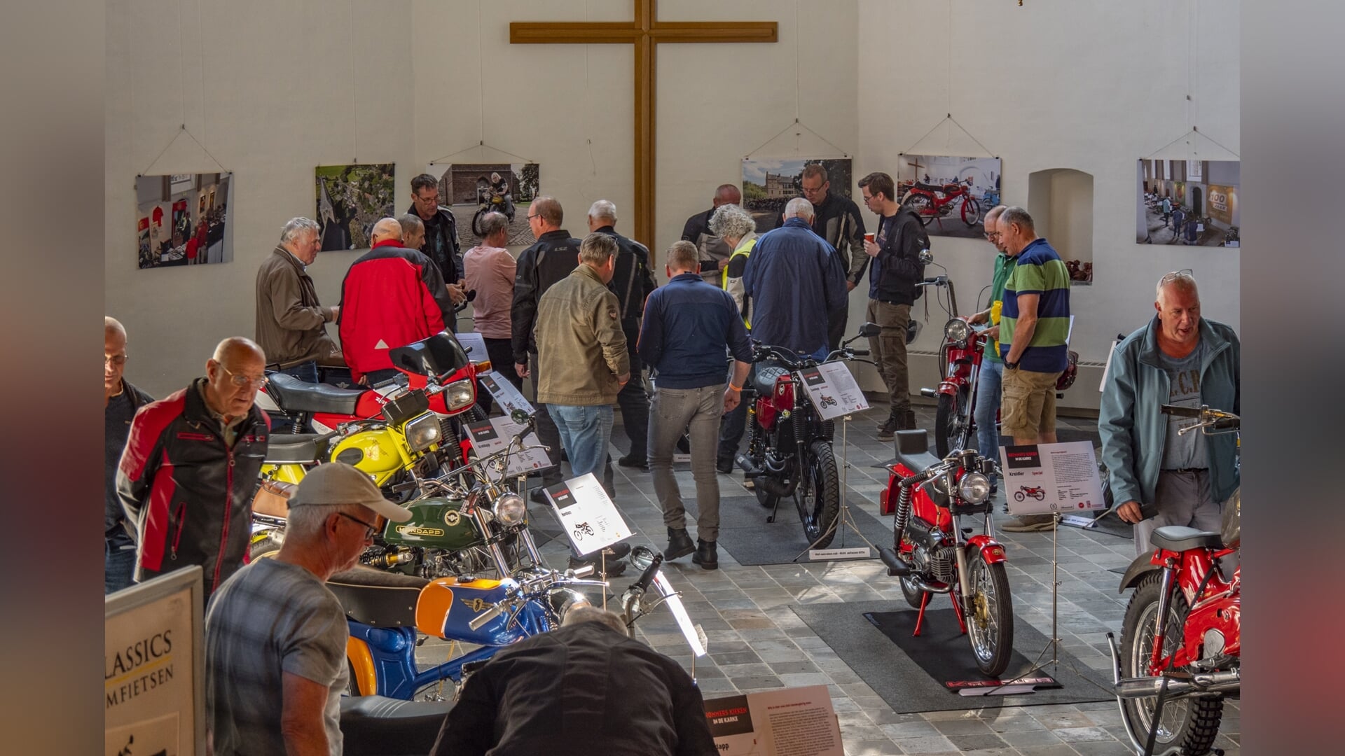 ‘Brommers kieken in de Karke’