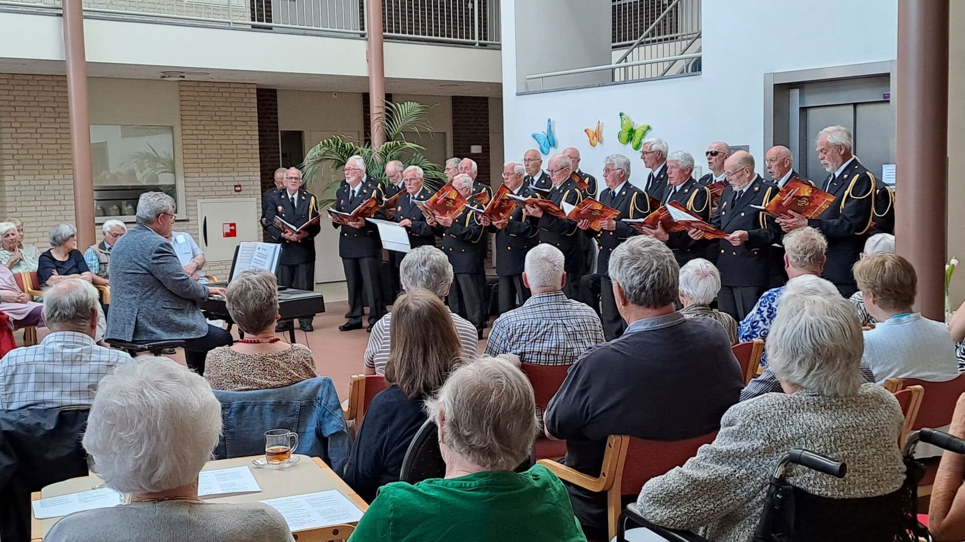 Prachtig optreden Brandweermannenkoor voor Senioren van Nu uit Streefkerk