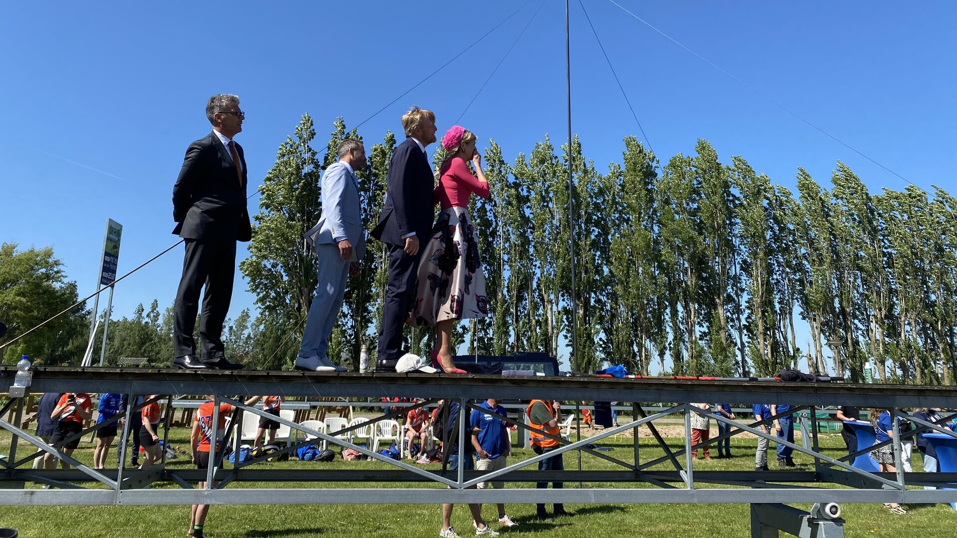 Luid gejuich en ‘Koning spring’ tijdens streekbezoek aan Vereniging Polsstokkerdam