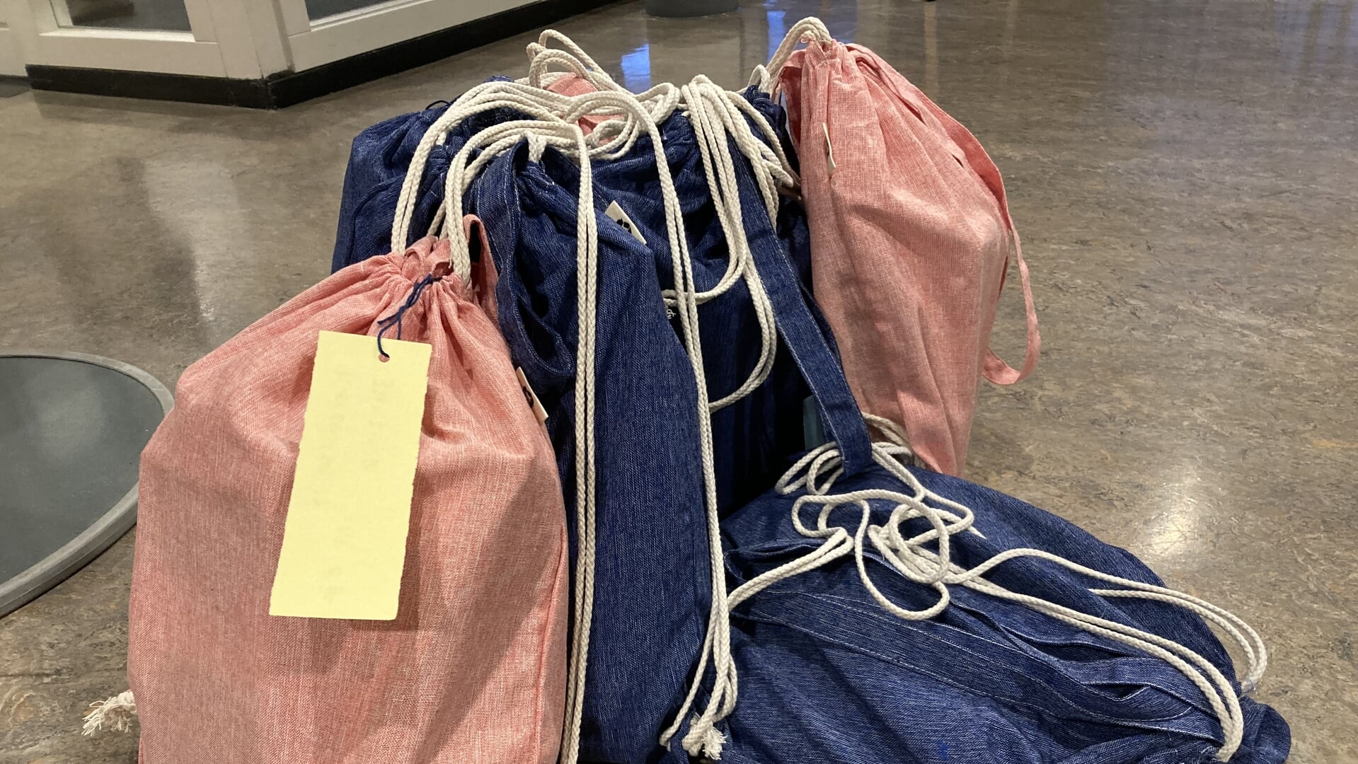Help vakantietassen te vullen in IJsselstein