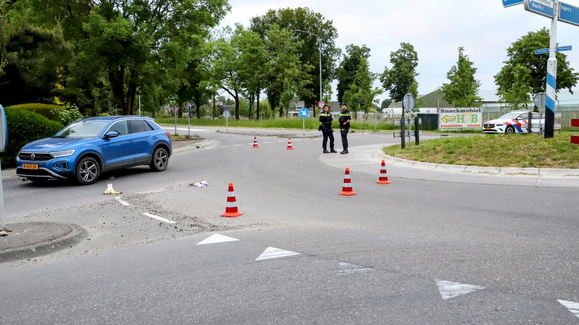Man op elektrische vouwfiets botst met auto op rotonde | Al het nieuws uit Tiel en Buren