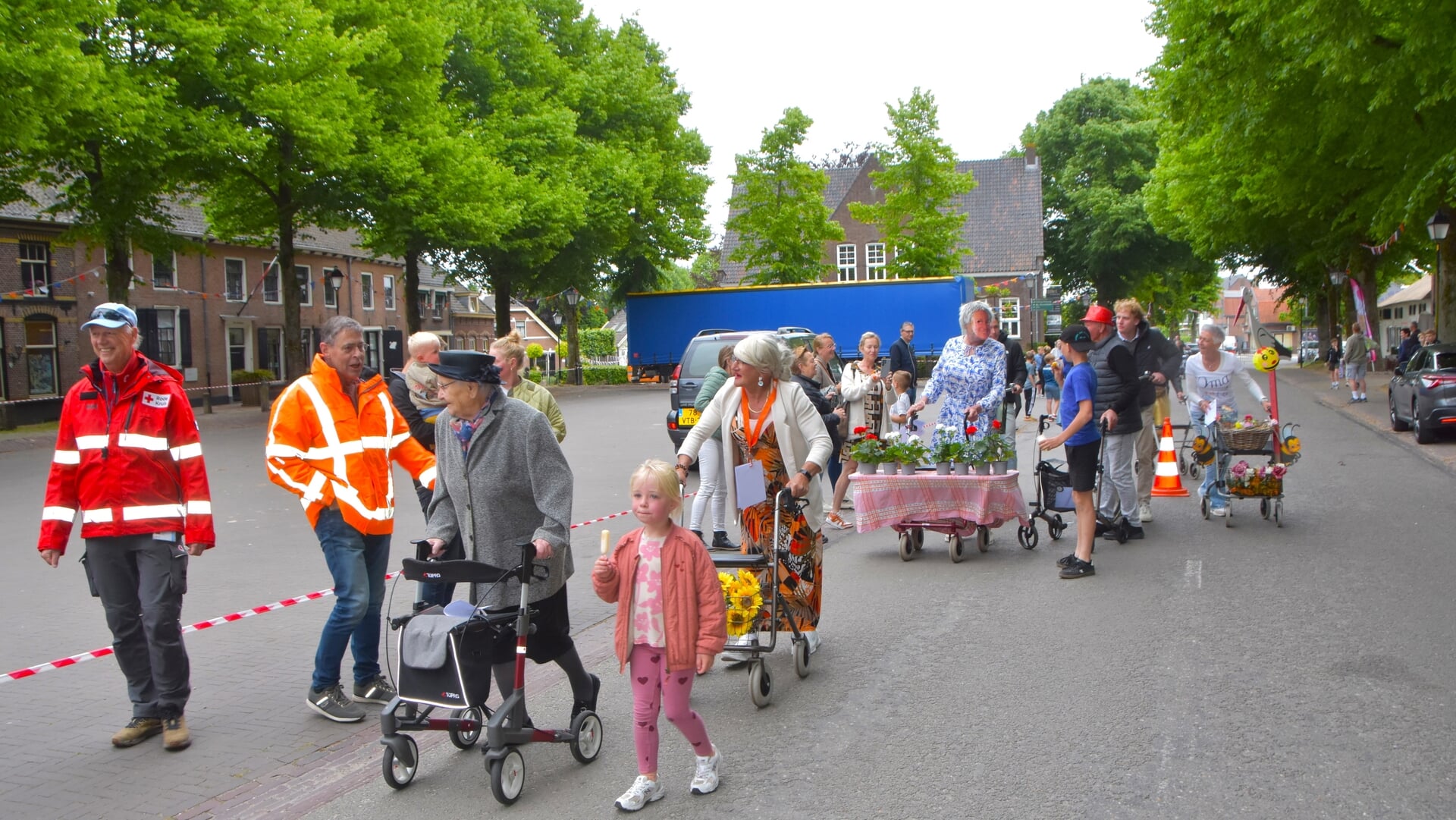Laveren met de rollator door Beusichem