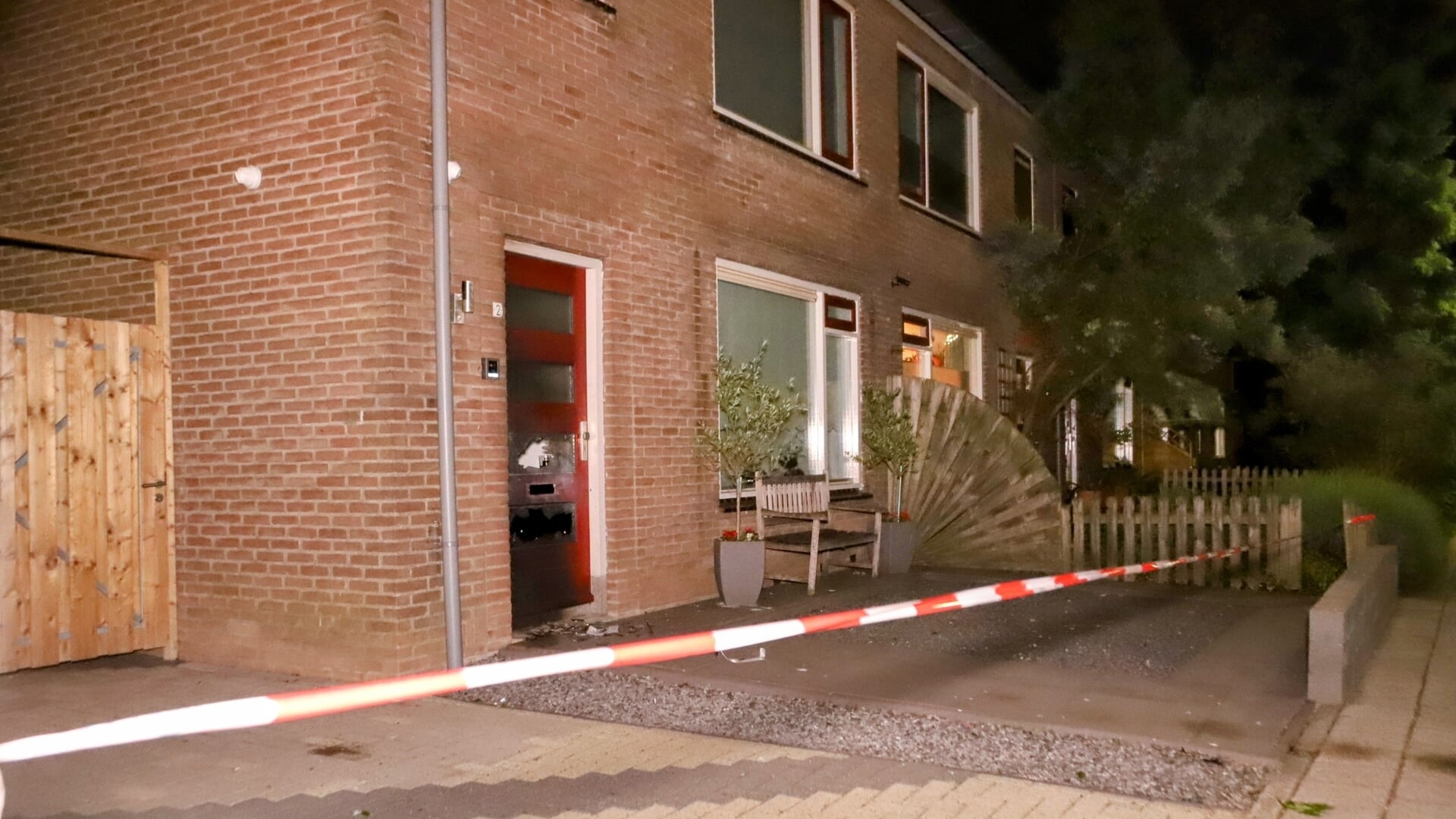 Voordeur woning Abraham Kuyperstraat zwaar beschadigd door explosief