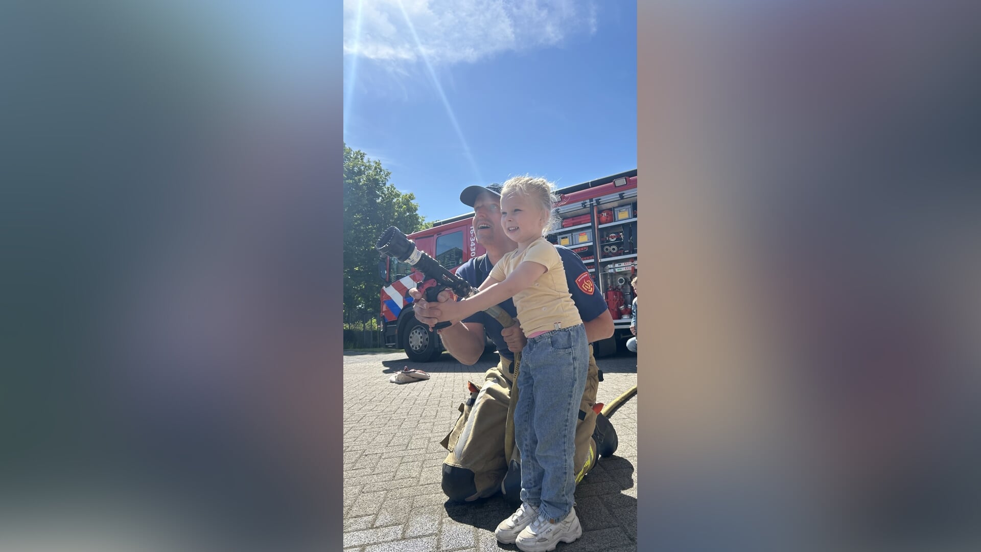Kinderen Ichthusschool genieten van brandweeruitje