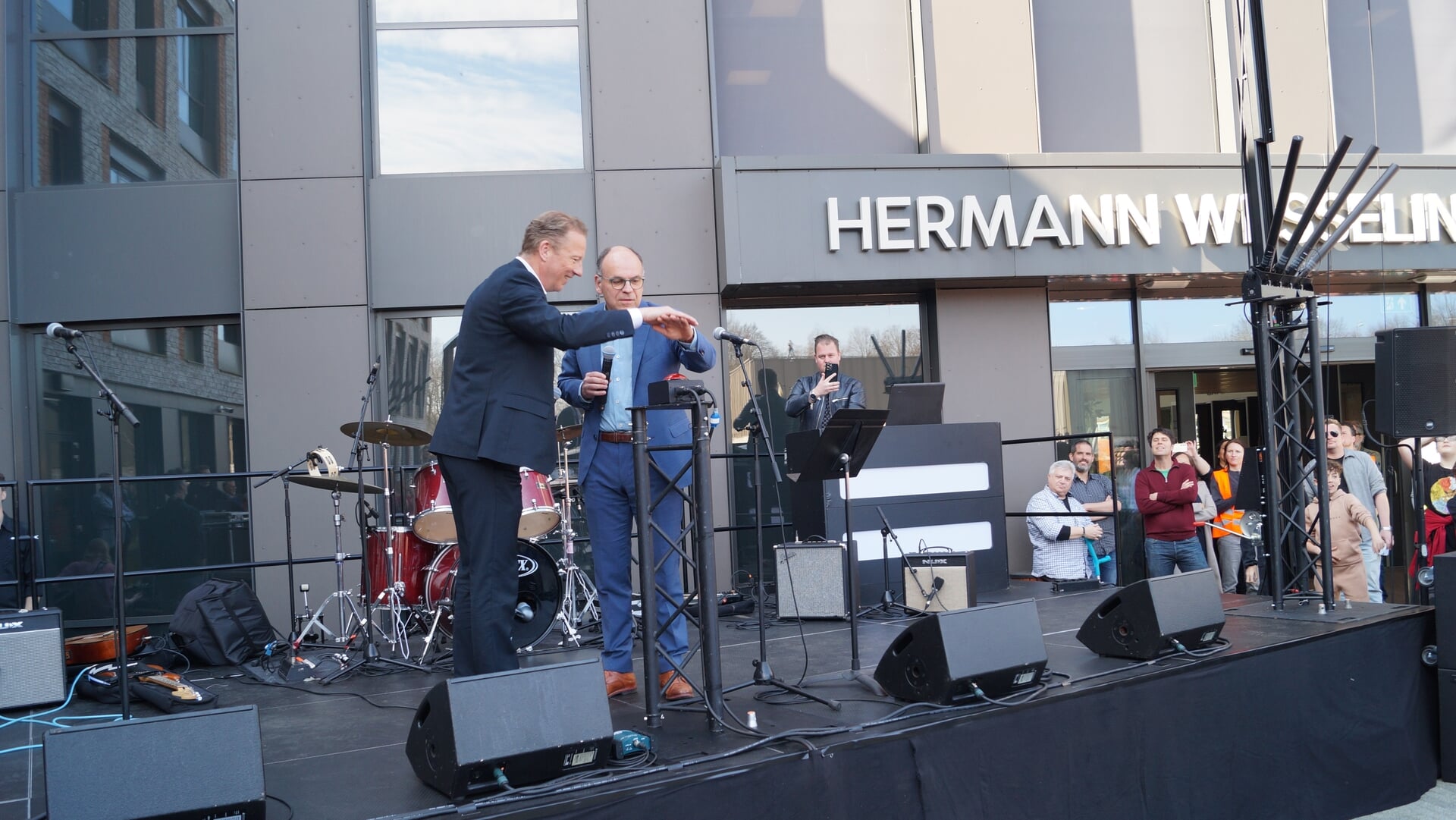 Nieuw schoolgebouw HWC vier jaar na ingebruikname feestelijk geopend