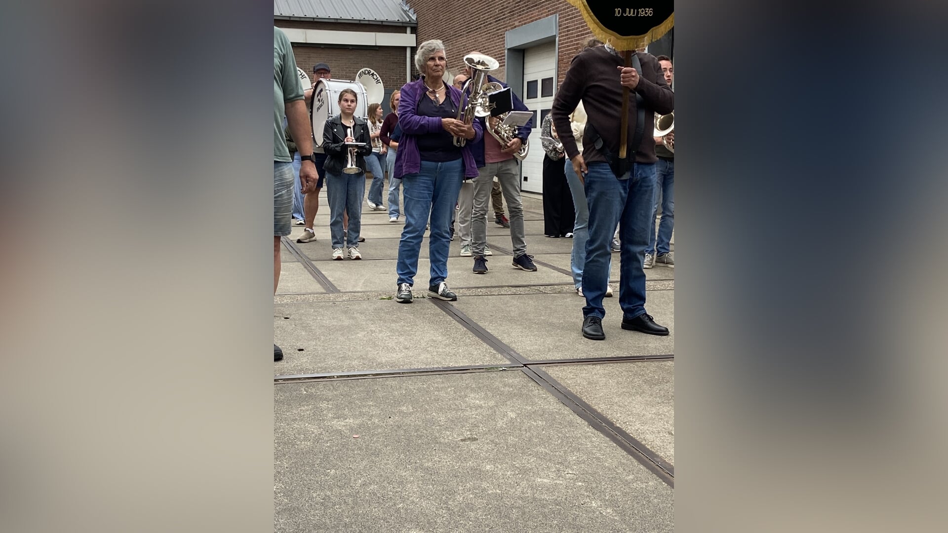 Martje uit Nieuwe Pekela speelt mee met Eendracht tijdens Volksfeest