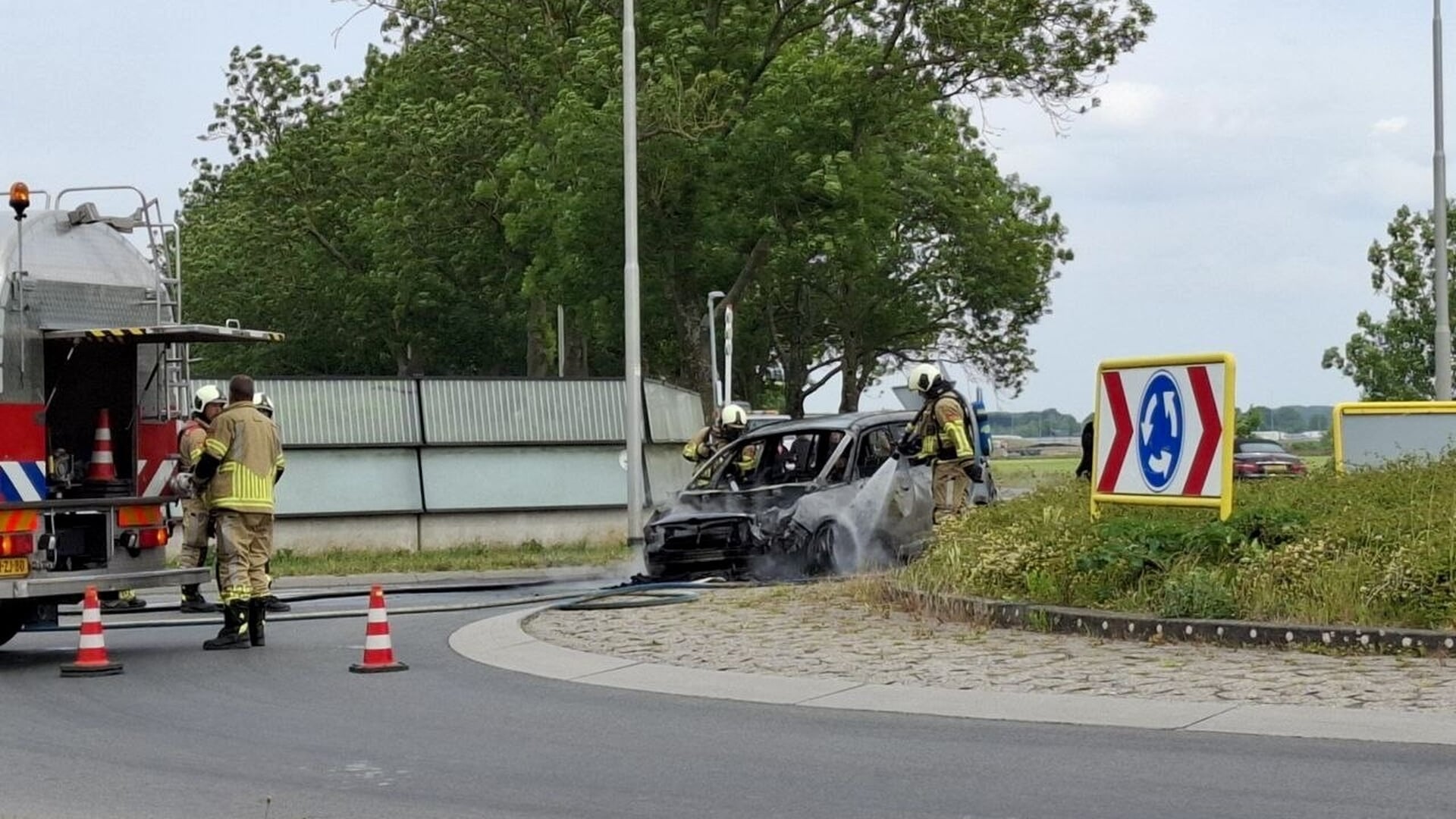 Auto volledig uitgebrand op de N484 in Schoonrewoerd