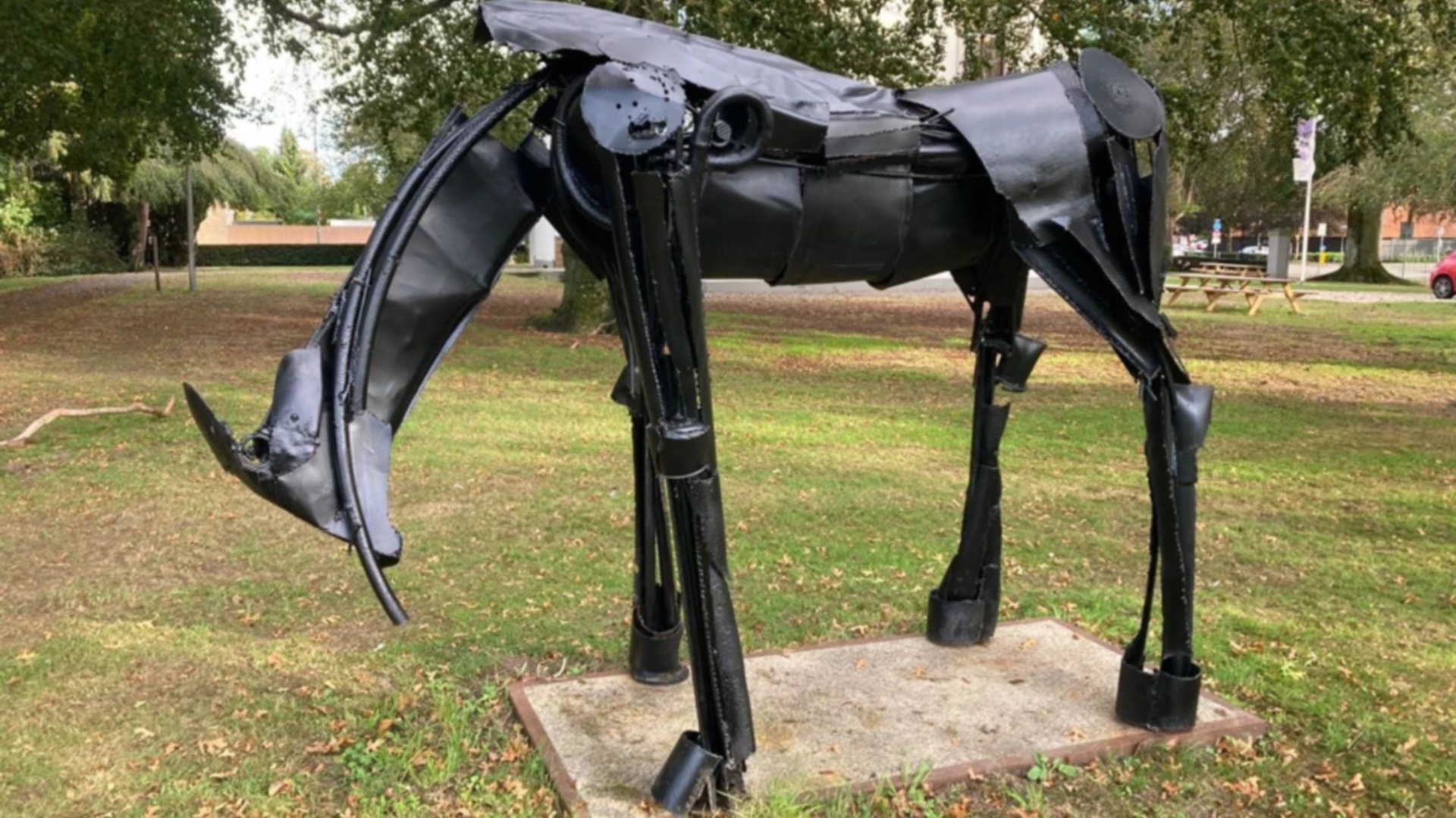 Het Paard staat na restauratie weer terug in de tuin van Vredenburcht