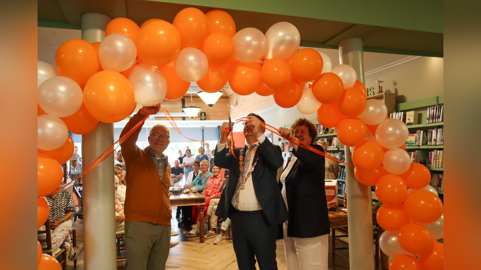Burgemeester opent bibliotheek Steenderen feestelijk