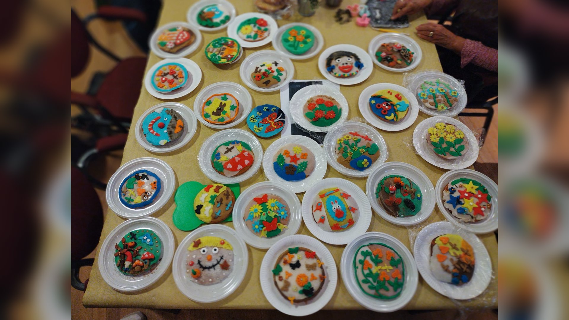 Fluplandse dames versieren eierkoeken met fondant in de Wimpel