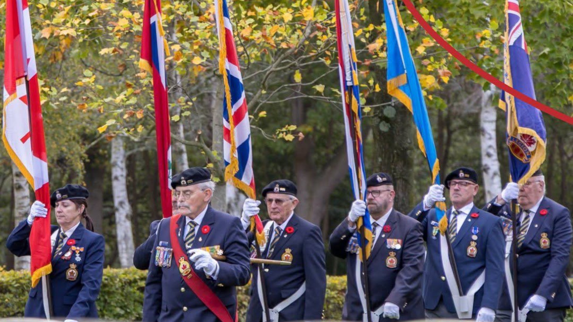 Oorlogsbegraafplaats Bergen op Zoom: herdenking met kransen en bloemen