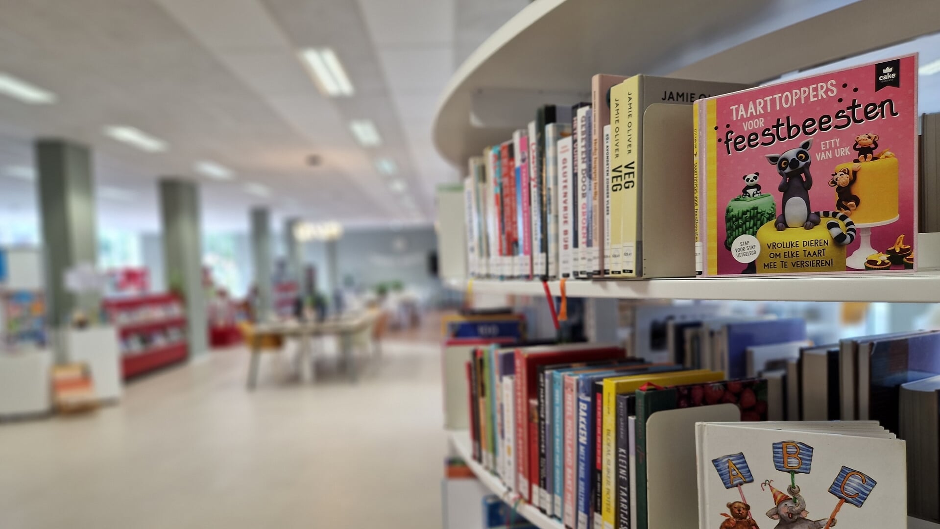 Ontbijten tussen de boeken bij opening bieb Varsseveld