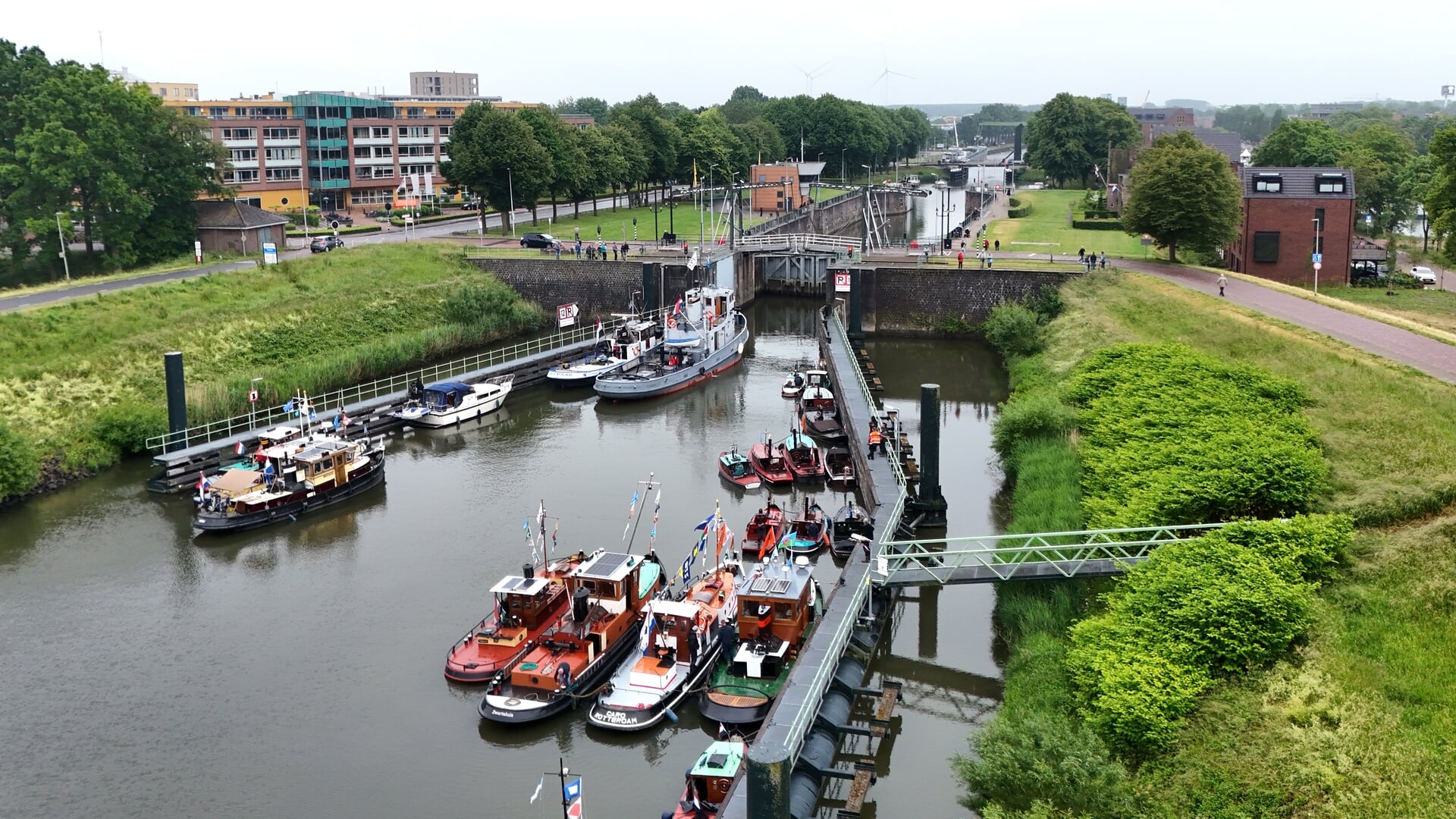 Storing in de sluis van Vianen tijdens de opening van de Nationale Sleepbootdagen