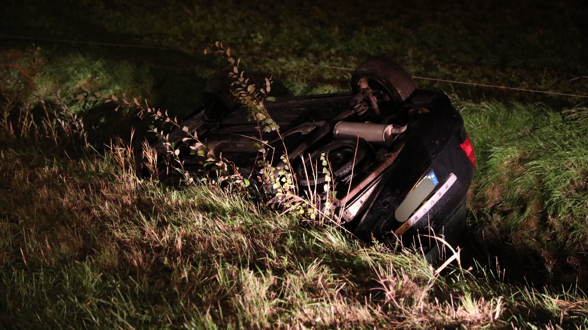 Auto belandt op de kop in sloot langs Noordlangeweg in Dinteloord
