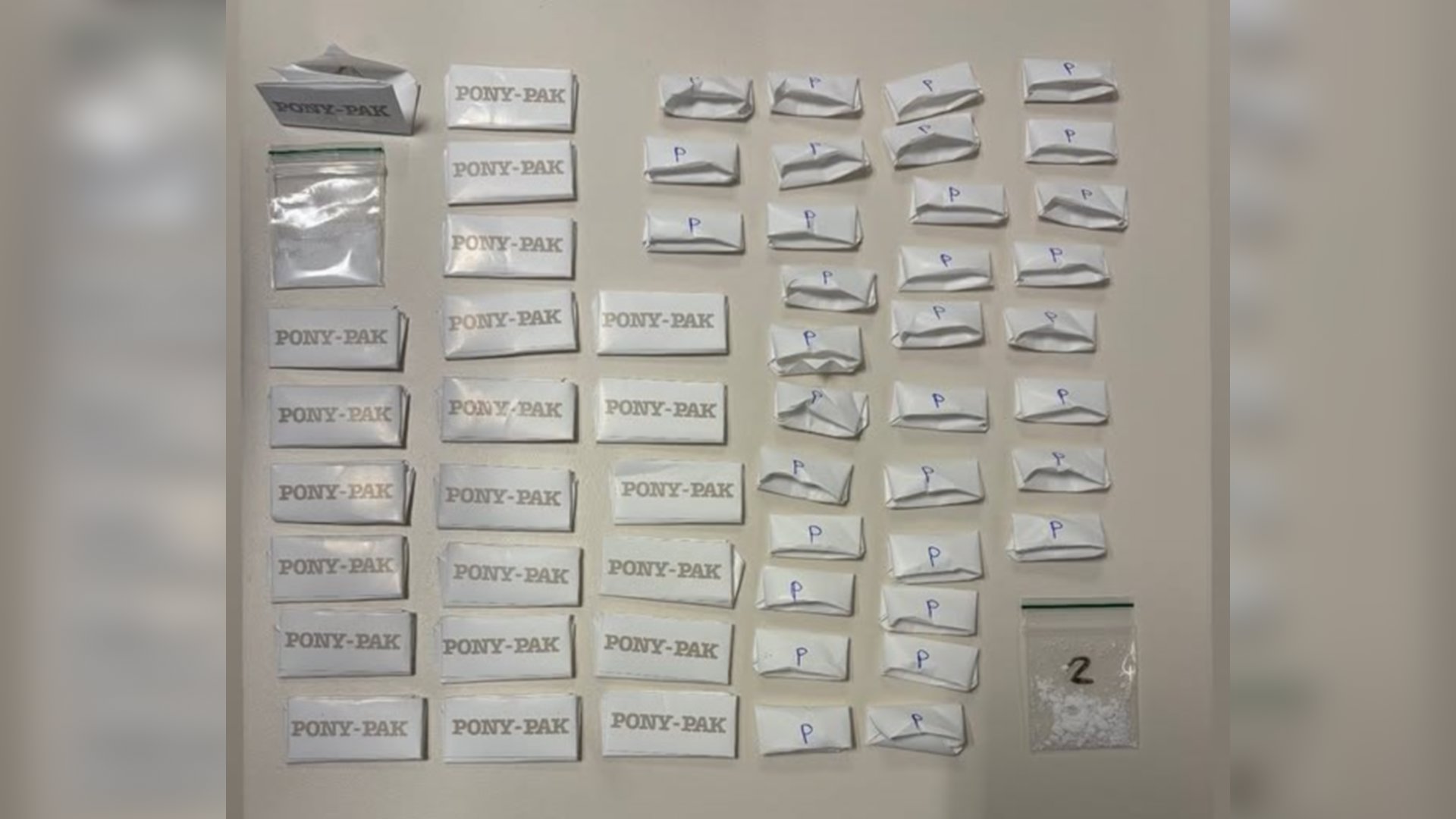 Politie vindt 57 ‘ponypacks’ met cocaïne in auto, bestuurder aangehouden