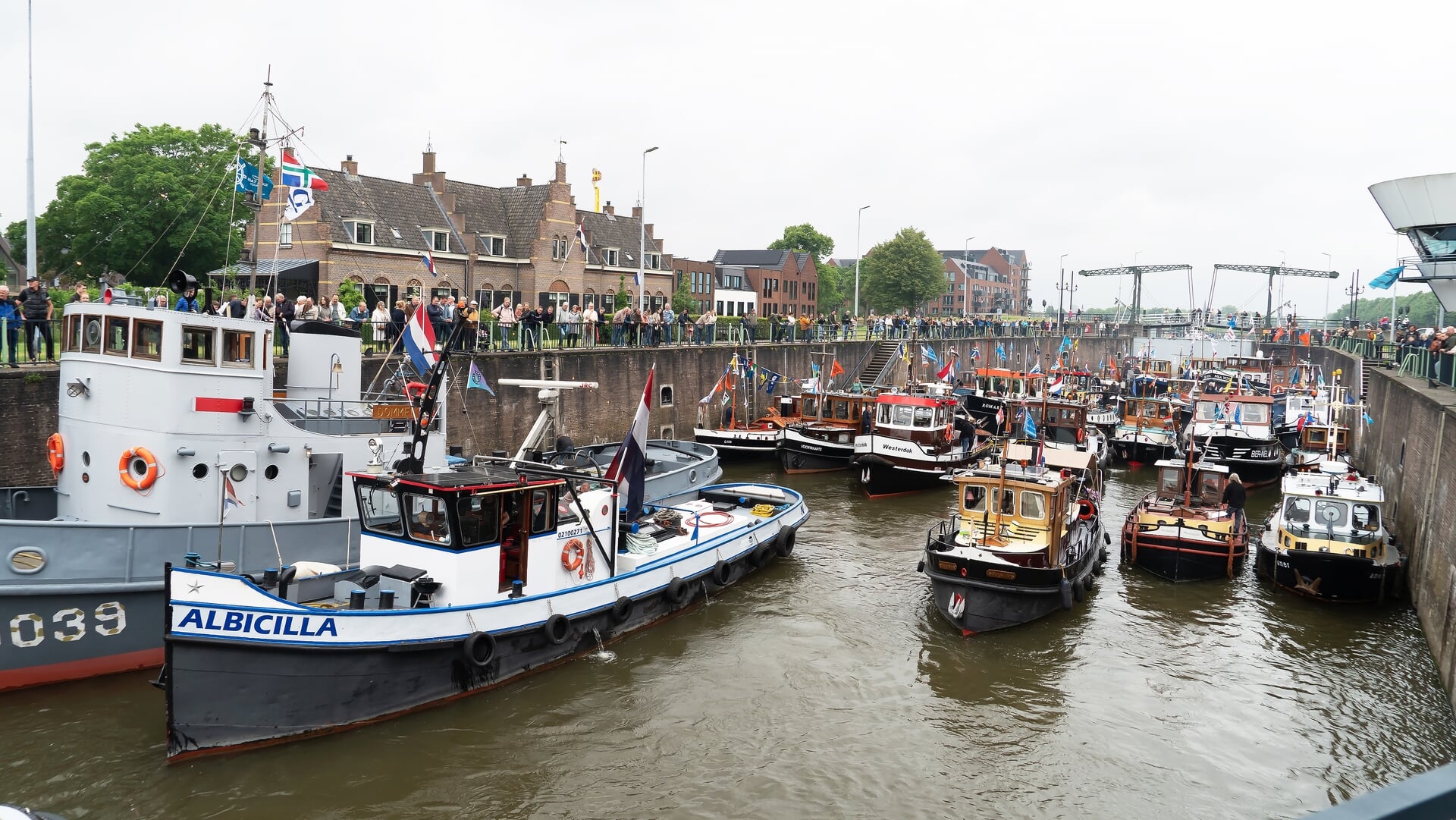 De Nationale Sleepbootdagen in Vianen zijn begonnen: storing, bomvolle sluis en toeteropening