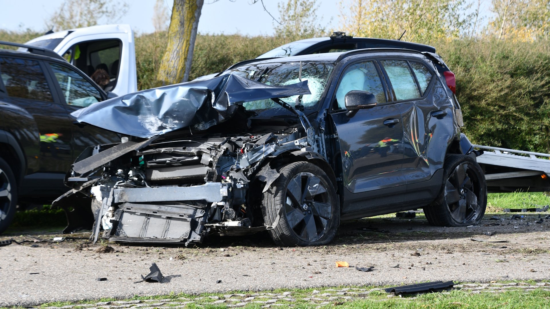 Auto schampt andere wagen en botst op geparkeerde voertuigen bij Tholen