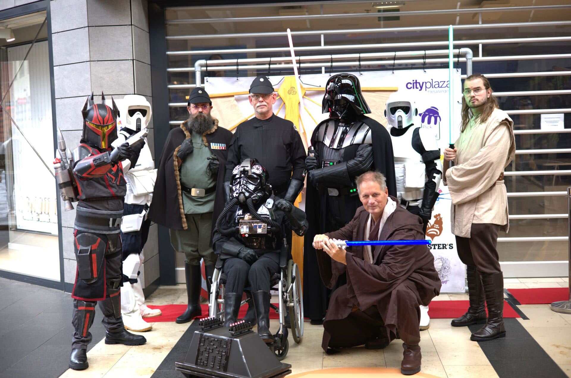 Op de foto met schurken en helden tijdens de Cosplaydag op Citplaza