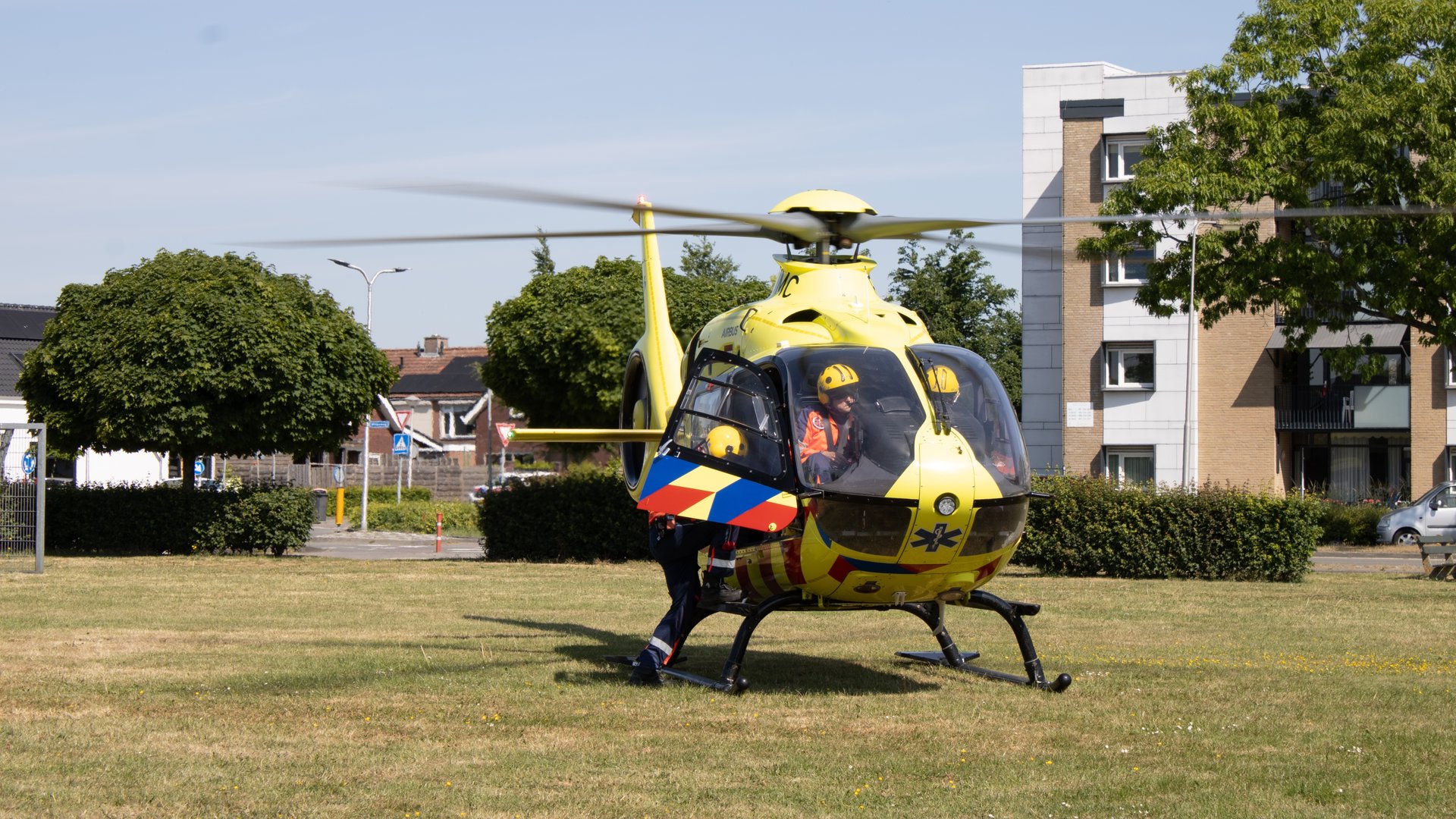 Ernstig ongeval Dinteloord: bestuurder uit voertuig bevrijd, traumahelikopter ingezet
