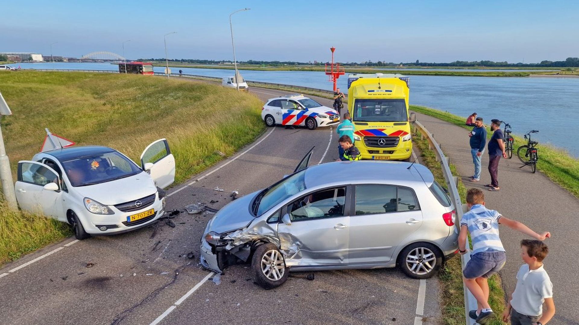 Frontale botsing op West-Kinderdijk in Alblasserdam: bestuurders uit Nieuw-Lekkerland beiden gewond