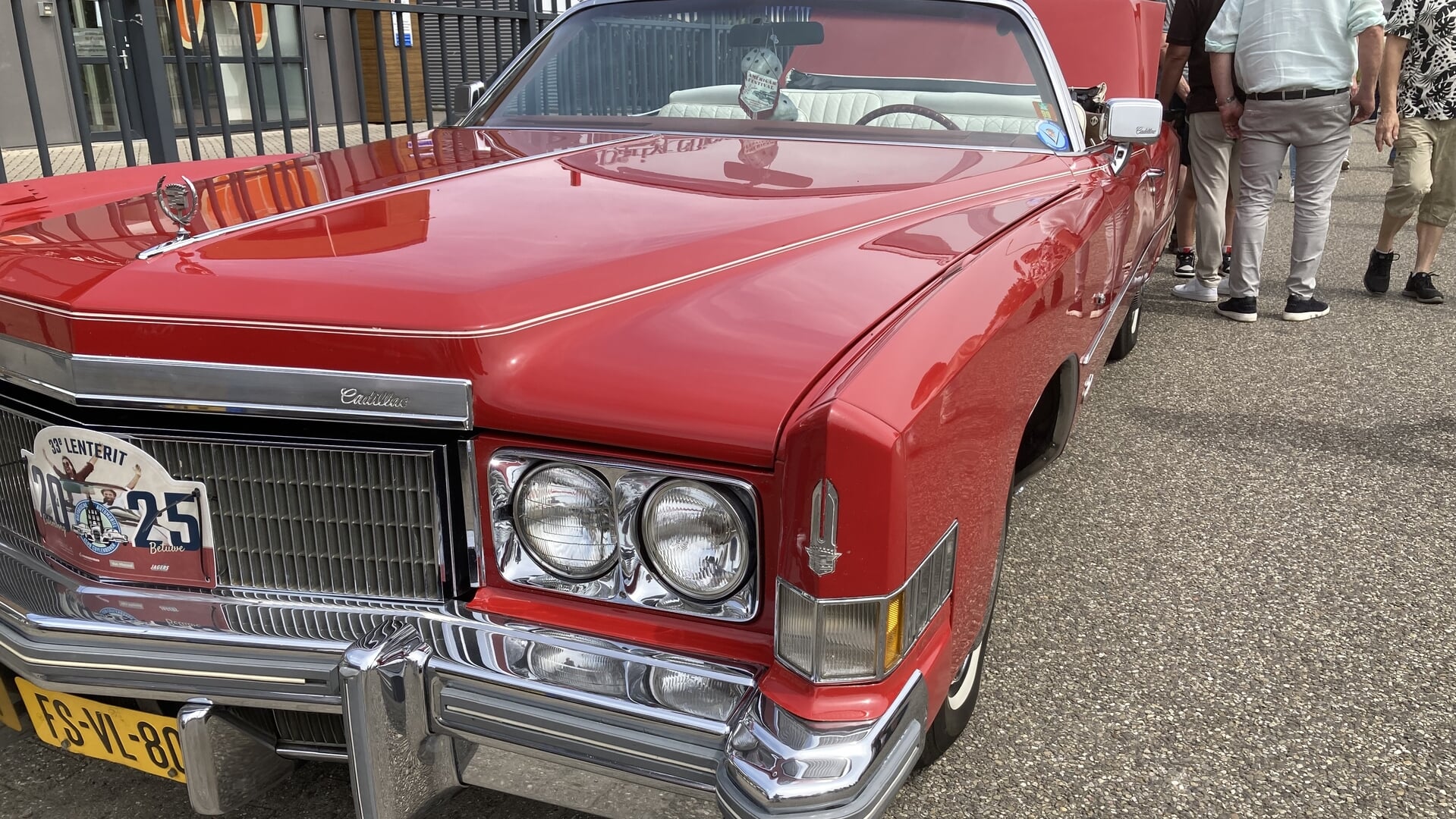 Oldtimers en youngtimers pronken op de Beesdseweg in Culemborg